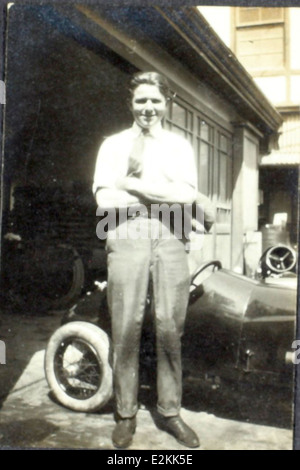 Questa immagine della collezione Albert Menasco raffigura Art Smith, un rinomato barnstormer degli anni '1920 Conosciuto per le sue audaci acrobazie, Smith contribuì a rendere popolare l'aviazione civile durante la Golden Age of Flight. Foto Stock