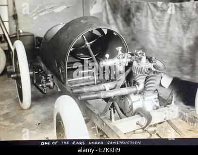 Questa foto dell'AL-88 al Menasco album mostra un momento nella storia del barnstorming dell'aviazione. Albert Menasco e Art Smith furono figure di spicco nei primi spettacoli aerei, noti per il loro volo acrobatico e per i contributi all'intrattenimento aereo durante gli anni '1920 Foto Stock