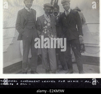 Questa foto tratta dall'album di al Menasco mostra Arthur R. Smith, un noto pilota di Air mail statunitense, in azione. Smith, noto per i suoi giorni di barnstorming, giocò un ruolo chiave nello sviluppo dei primi servizi di posta aerea negli Stati Uniti Foto Stock