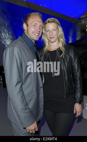 Robert Harting e Julia Fischer al lancio della nuova classe S auto all'Mercedes-Welt Salzuferin Tiergarten. Dove: Berlino, Germania Quando: 13 Giu 2013 Foto Stock