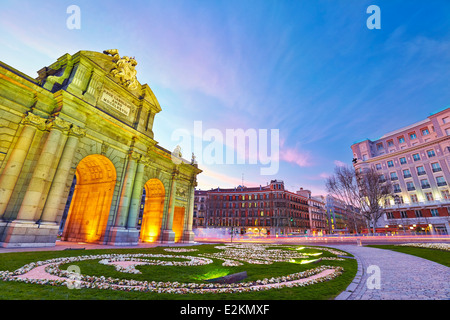 "Puerta de Alcalá' monumento dal tramonto. Madrid, Spagna Foto Stock