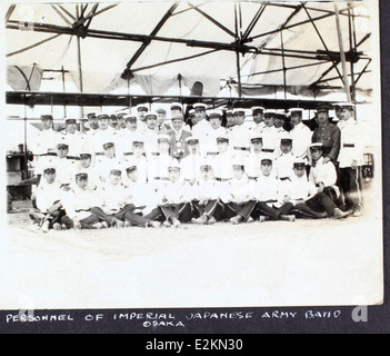 Una fotografia della al Menasco Collection, con gli aviatori Albert Menasco e Art Smith, due primi pionieri dell'aviazione americana. Menasco, noto per i suoi contributi ai motori di aerei, e Smith, un famoso barnstormer, sono catturati in questa iconica immagine che mostra la cultura dell'aviazione dei primi anni del XX secolo. Foto Stock