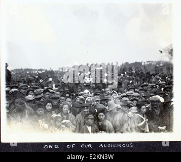 Questa fotografia tratta dall'album di al Menasco cattura un momento iconico nell'aviazione iniziale con Art Smith, un rinomato barnstormer e pioniere dell'aviazione. L'immagine mostra uno dei velivoli di Smith, un notevole esempio di progettazione dei primi aerei e di voli d'assalto. La collezione di Menasco mette in evidenza la storia dell'aviazione e lo sviluppo del volo acrobatico durante gli anni '1920 Foto Stock