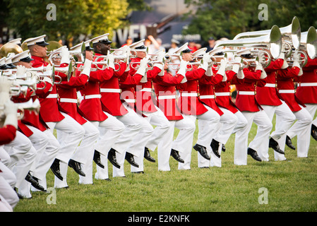 ARLINGTON, Virginia — il corpo dei Marine Drum and Bugle degli Stati Uniti, conosciuto come il Comandante, si esibisce alla Sunset Parade presso l'Iwo Jima Memorial di Arlington, Virginia, accanto al cimitero nazionale di Arlington. Foto Stock