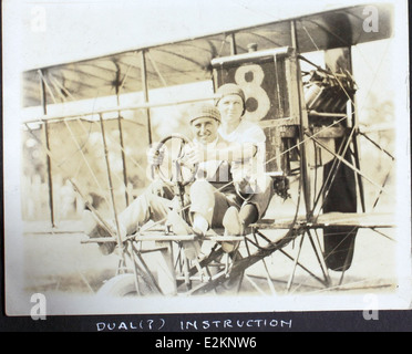 Una fotografia dall'album al Menasco, con un evento storico di barnstorming con Albert Menasco e Art Smith. Entrambi gli aviatori furono pionieri nel volo acrobatico e nel bombardamento all'inizio del XX secolo. Foto Stock