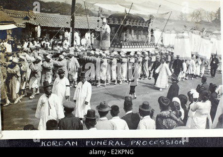 Questa immagine dell'album di al Menasco mostra figure dell'aviazione dei primi anni del XX secolo, tra cui Albert Menasco e Art Smith, che erano noti per i loro atti di barnstorming durante l'età d'oro dell'aviazione. Menasco era una figura chiave nello sviluppo di motori aeronautici. Foto Stock