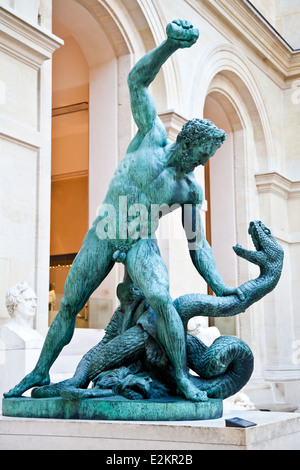 Statua in bronzo nel museo Luovre, solo uso editoriale Foto Stock