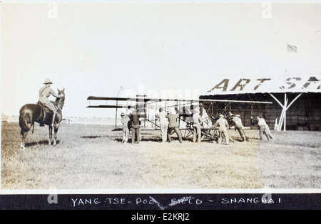 Questa immagine dell'album di al Menasco cattura l'arte del barnstorming, un popolare intrattenimento aereo durante i primi anni del XX secolo. Menasco fu una figura influente nell'aviazione, in particolare nello sviluppo dei primi motori aeronautici. Foto Stock