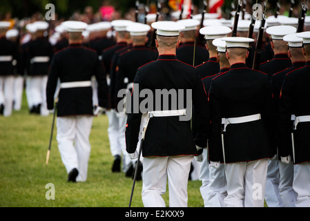 WASHINGTON DC, Stati Uniti — il Silent Drill Team, un gruppo d'élite di membri del corpo dei Marine degli Stati Uniti, esegue una procedura mozzafiato e meticolosamente coreografata, mostrando la loro disciplina, precisione, E abilità alla Tramonto Parade all'Iwo Jima Memorial ad Arlington, Virginia. Foto Stock