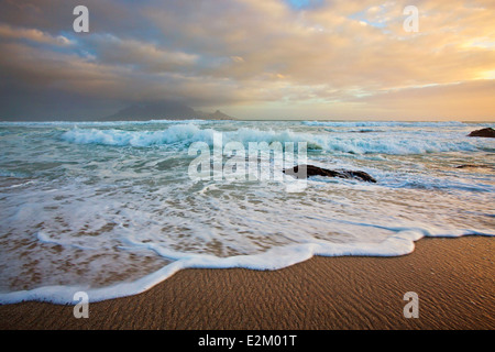 Vista dalla spiaggia a Bloubergstrand oltre oceano con una classica vista della Table Mountain attraverso la baia. Foto Stock