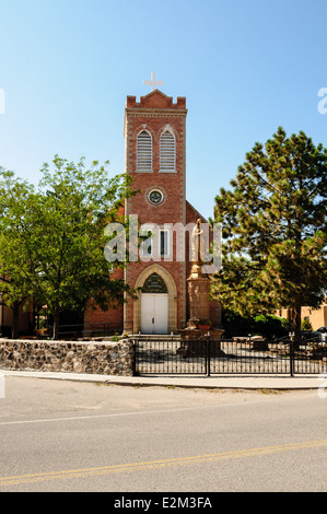 Statua di Nostra Signora di Lourdes e San Juan Bautista Chiesa Parrocchiale San Juan parrocchia, Ohkay Owingeh Pueblo, Nuovo Messico Foto Stock