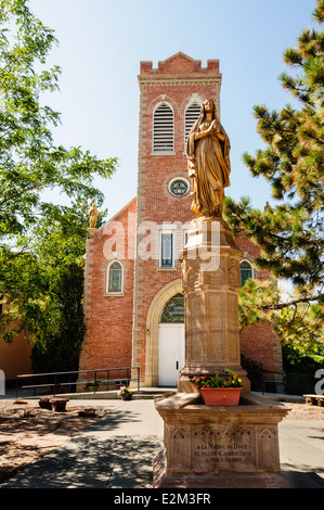 Statua di Nostra Signora di Lourdes e San Juan Bautista Chiesa Parrocchiale San Juan parrocchia, Ohkay Owingeh Pueblo, Nuovo Messico Foto Stock