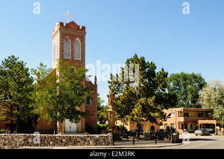 Statua di Nostra Signora di Lourdes e San Juan Bautista Chiesa Parrocchiale San Juan parrocchia, Ohkay Owingeh Pueblo, Nuovo Messico Foto Stock