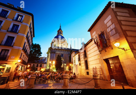 Terrazze e bar a Humilladero square. Madrid. Spagna Foto Stock