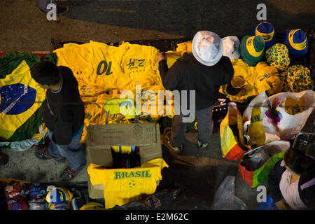 Sao Paulo, Brasile. Xx Giugno, 2014. Come il Brasile si prepara al duello contro il Camerun il prossimo lunedì (23), i venditori di strada che godono di Coppa del Mondo a vendere magliette e bandiere del Brasile sulla strada a Sao Paulo city centre, visto la mattina di questo venerdì. Credito: Andre M. Chang/Alamy Live News Foto Stock