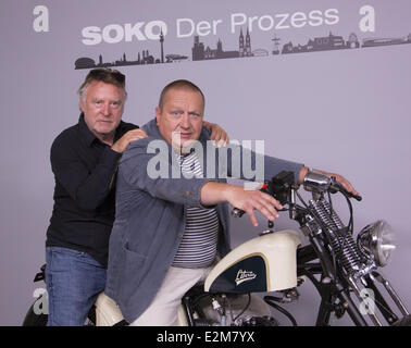 Andreas Schmidt-Schaller, Udo Kroschwald a photocall per promuovere una speciale mini serie di ZDF TV criminalità mostra SOKO intitolato SOKO: Der Prozess. Dove: Amburgo, Germania Quando: 19 Ago 2013 Foto Stock