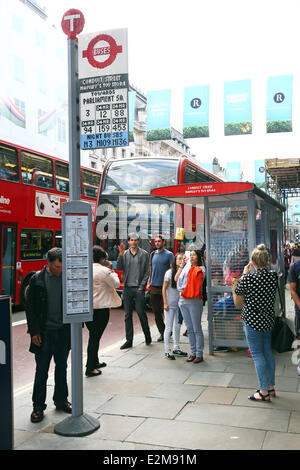 Londra, Regno Unito. Xx Giugno 2014. Un Lego Fermata Bus in Regent Street a Conduit Street fuori Hamley il negozio di giocattoli di Londra, Inghilterra è stata fatta di mattoni 100.000 del famoso edificio giocattolo per celebrare London Anno di bus. Il trasporto per Londra Anno di Bus celebra il centenario di autobus di essere inviato al fronte durante la prima guerra mondiale e il sessantesimo anniversario della tradizionale autobus Routemaster. La fermata del Bus agisce come una vera e propria fermata bus per nove linee di autobus. Credito: Paul Brown/Alamy Live News Foto Stock