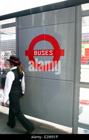 Londra, Regno Unito. Xx Giugno 2014. Un Lego Fermata Bus in Regent Street a Conduit Street fuori Hamley il negozio di giocattoli di Londra, Inghilterra è stata fatta di mattoni 100.000 del famoso edificio giocattolo per celebrare London Anno di bus. Il trasporto per Londra Anno di Bus celebra il centenario di autobus di essere inviato al fronte durante la prima guerra mondiale e il sessantesimo anniversario della tradizionale autobus Routemaster. La fermata del Bus agisce come una vera e propria fermata bus per nove linee di autobus. Credito: Paul Brown/Alamy Live News Foto Stock