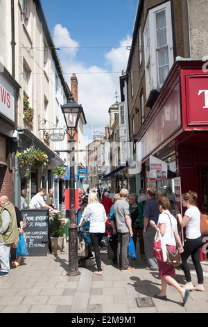 People shopping in poco Brittox street, Devizes, Wiltshire, Inghilterra Foto Stock