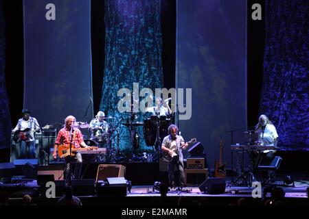 Portsmouth, Virginia, Stati Uniti d'America. 17 Giugno, 2014. Cantanti DARYL HALL E JOHN AVENA di 'Hall e avena' esegue dal vivo presso il Padiglione Ntelos. © Jeff Moore/ZUMA filo/ZUMAPRESS.com/Alamy Live News Foto Stock