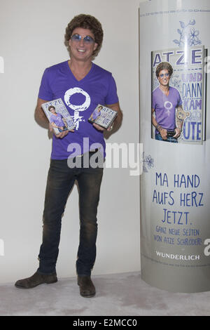Atze Schroeder promuovendo il suo primo libro 'und dann kam ute' a Hyatt Hotel. Dove: Amburgo, Germania Quando: 17 Sep 2013E Foto Stock