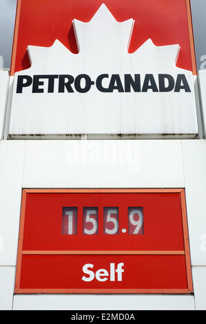 Segno a una Petro-Canada stazione di riempimento che mostra il prezzo del gas per litro, Vancouver, British Columbia, Canada Foto Stock