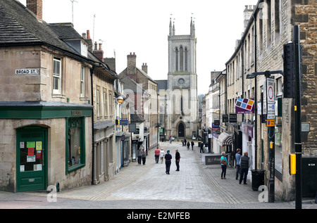 Ferro-monger Street, Stamford, Lincolnshire. Guardando verso la chiesa di San Michele. Foto Stock