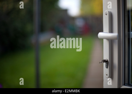 Porta che conduce al giardino Foto Stock