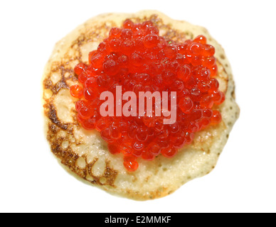 Deliziosi pancake con caviale rosso su sfondo bianco Foto Stock