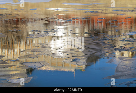 Bella vista del fiume con ghiaccio galleggiante floes Foto Stock