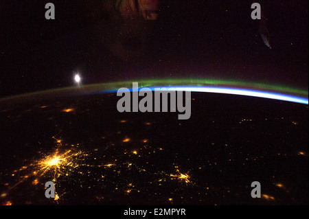 Aurora Boreale e luna su Mosca di notte Foto Stock