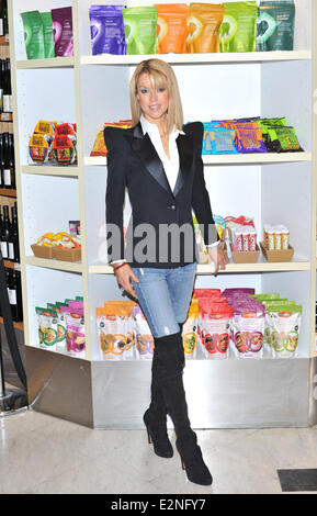 Julie e Phil Neville avviare l 'WinNaturally' health nutrimento marca a Selfridges dotate: Julie Neville dove: Londra, Regno Unito quando: 13 Gen 2013 Foto Stock