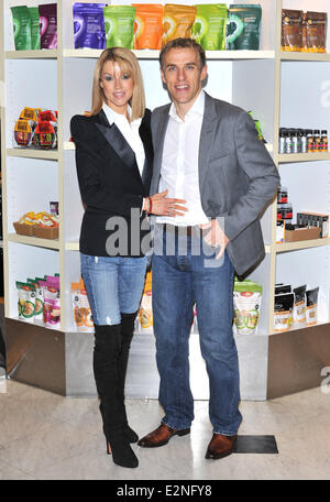 Julie e Phil Neville avviare l 'WinNaturally' health nutrimento marca a Selfridges dotate: Julie Neville e Phil Neville dove: Londra, Regno Unito quando: 13 Gen 2013 Foto Stock