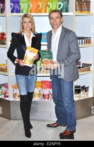 Julie e Phil Neville avviare l 'WinNaturally' health nutrimento marca a Selfridges dotate: Julie Neville e Phil Neville dove: Londra, Regno Unito quando: 13 Gen 2013 Foto Stock