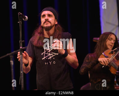 Salvko Bosnjak del Gypsy punk band Bad Buka esegue presso la John F. Kennedy Center per le Arti dello Spettacolo con: Salvko Bosnjak dove: DC di Washington, D.C., Stati Uniti quando: 17 Gen 2013 Foto Stock