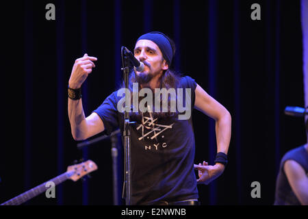 Salvko Bosnjak del Gypsy punk band Bad Buka esegue presso la John F. Kennedy Center per le Arti dello Spettacolo con: Salvko Bosnjak dove: DC di Washington, D.C., Stati Uniti quando: 17 Gen 2013 Foto Stock