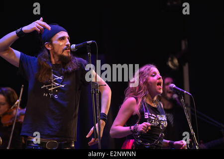 Salvko Bosnjak del Gypsy punk band Bad Buka esegue presso la John F. Kennedy Center per le Arti dello Spettacolo con: Salvko Bosnjak dove: DC di Washington, D.C., Stati Uniti quando: 17 Gen 2013 Foto Stock