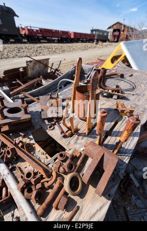 Il vecchio treno e le parti di riparazione nel cantiere ferroviario del Sumpter Valley Railroad, Oregon orientale. Foto Stock