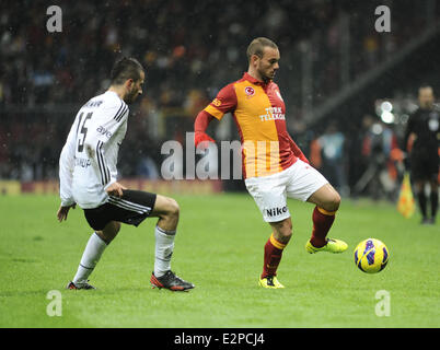 Nuova firma di Wesley Sneijder fa il suo debutto della lega per Galatasary nel derby di Istanbul contro il Besiktas. Il Galatasaray ha vinto la partita 2-1. Dotato di: Wesley Sneijder dove: Istanbul, Turchia quando: 27 Gen 2013 **** Foto Stock