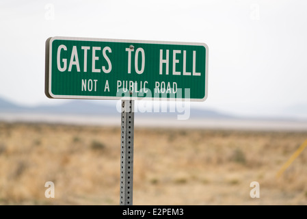 Cancelli di Inferno segno segnando una strada privata nella Valle del Pueblo orientale di Oregon. Foto Stock