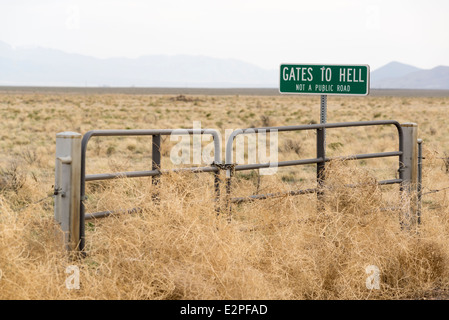 Cancelli di Inferno segno segnando una strada privata nella Valle del Pueblo orientale di Oregon. Foto Stock