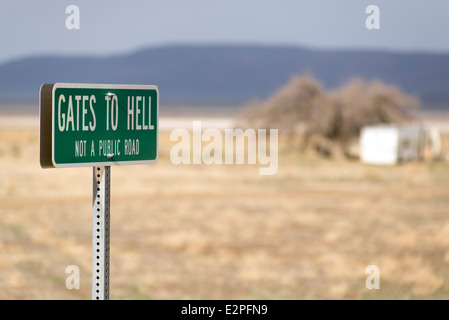 Cancelli di Inferno segno segnando una strada privata nella Valle del Pueblo orientale di Oregon. Foto Stock