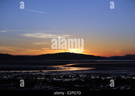 Swansea, Regno Unito. Sabato 21 Giugno 2014 nell'immagine: il sole si riflette sul bagnato spiaggia sabbiosa come sorge in Swansea segnando il Solstizio d'estate e l'anno il giorno più lungo. Credito: D Legakis/Alamy Live News Foto Stock