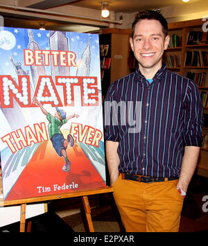 In-store per l'aspetto "Meglio Nate che mai" da Tim Federle, tenutosi presso il dramma Book shop con: Tim Federle dove: New York City, NY, Stati Uniti quando: 05 Feb 2013 Foto Stock