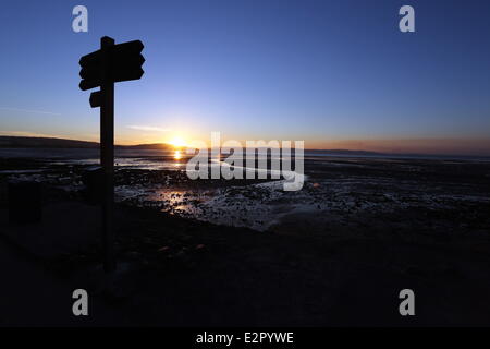 Swansea, Regno Unito. Sabato 21 Giugno 2014 nell'immagine: Il sole sorge su Swansea segnando il Solstizio d'estate e l'anno il giorno più lungo. Credito: D Legakis/Alamy Live News Foto Stock