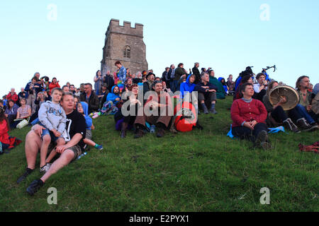 Glastonbury Tor, Somerset, Regno Unito Sabato 21 Giugno 2014 - folla guarda e per celebrare il Solstizio d'estate come i primi raggi di sole sorgere a 5AM. Foto Stock