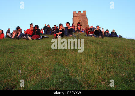 Glastonbury Tor, Somerset, Sabato 21 Giugno 2014 - folla guarda e per celebrare il Solstizio d'estate come i primi raggi di sole sorgere a 5AM. Foto Stock