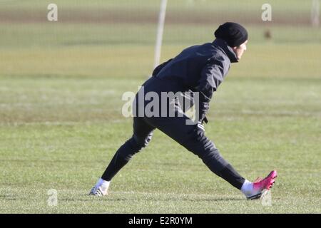 David Beckham sembra di buon umore come egli treni in rosa Adidas scarpini da calcio e un Paris Saint-Germain kit Dotato: David Beckham dove: Londra, Regno Unito quando: 07 Feb 2013 Foto Stock