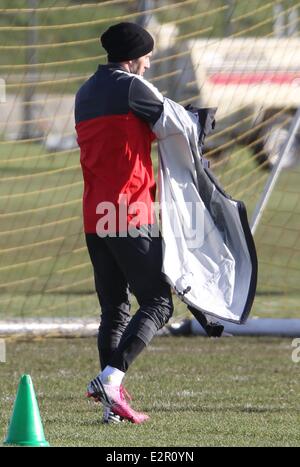 David Beckham sembra di buon umore come egli treni in rosa Adidas scarpini da calcio e un Paris Saint-Germain kit Dotato: David Beckham dove: Londra, Regno Unito quando: 07 Feb 2013 Foto Stock