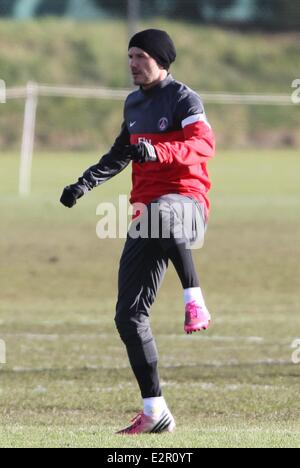 David Beckham sembra di buon umore come egli treni in rosa Adidas scarpini da calcio e un Paris Saint-Germain kit Dotato: David Beckham dove: Londra, Regno Unito quando: 07 Feb 2013 Foto Stock